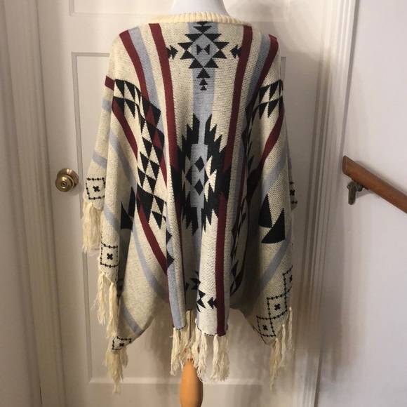 NWOT Aztec/boho poncho - Picture 4 of 5